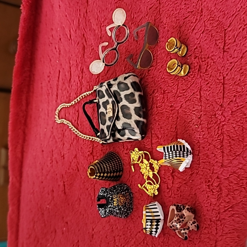 L.O.L. Surprise! Gold and Black Doll Accessory Set Of 11